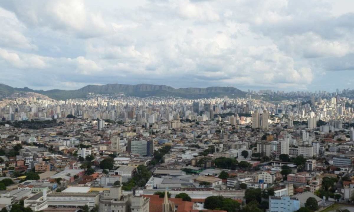 O dia é de céu claro, com nuvens, sem previsão de chuva -  (crédito: Túlio Santos/EM/D.A Press)