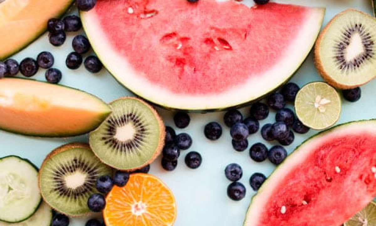 O consumo de frutas na dieta diária de uma pessoa adulta é essencial para o fortalecimento do sistema imunológico e como fonte de energia, especialmente em virtude de seu açúcar natural, a frutose.  -  (crédito: Stephanie Studer/Unsplash)