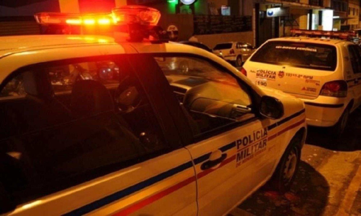 Corpo foi encontrado por morador que chegada em casa à 1h da madrugada -  (crédito: PMMG)