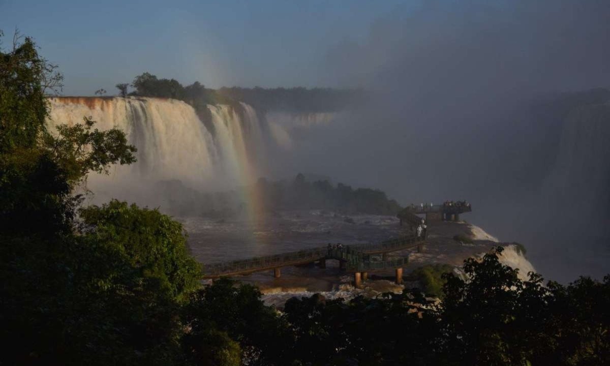 As Cataratas do Iguaçu são uma das maiores e mais espetaculares quedas d’água do mundo -  (crédito: MARIANA SUAREZ/AFP)