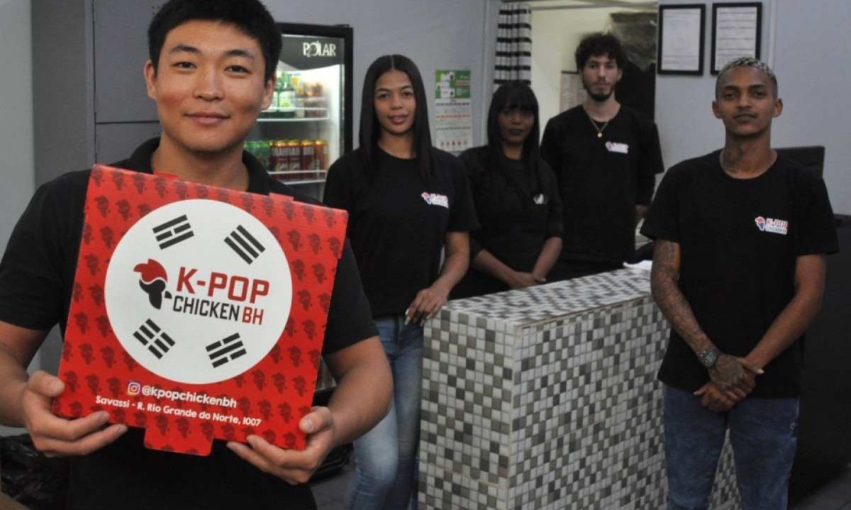 Várias versões do frango frito coreano no K-Pop Chicken: a sobrecoxa caramelizada em molho apimentado vira recheio de sanduíche com salada de repolho