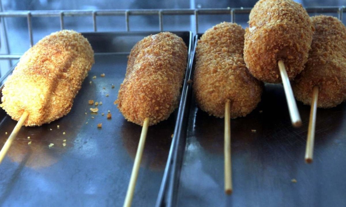 O menu da cafeteria também conta com o cachorro-quente coreano, variação do lanche americano que leva salsicha e queijo no palito, envolvidos por uma massa de pão e empanados em farinha