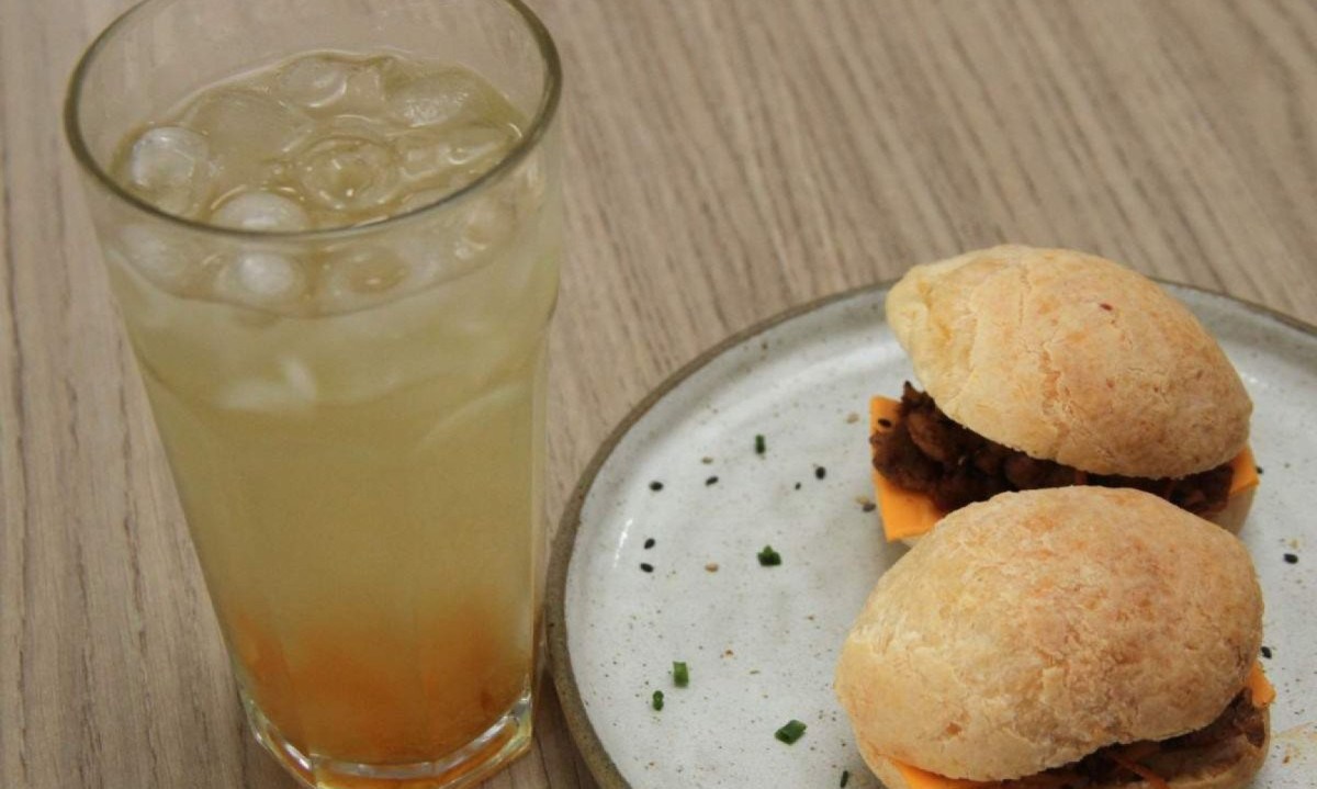 Que tal se sentar para comer um sanduíche de pão de queijo com barriga de porco apimentada e beber o chá yuja gelado? -  (crédito: Jair Amaral/EM/D.A Press)