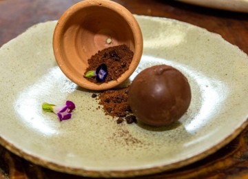 Trufa de maracujá com 'terra' de cacau: o chocolate no jantar de sobremesas da confeiteira Mariana Correa ficou para o fim -  (crédito: Bruno Gonzaga/Divulgação)