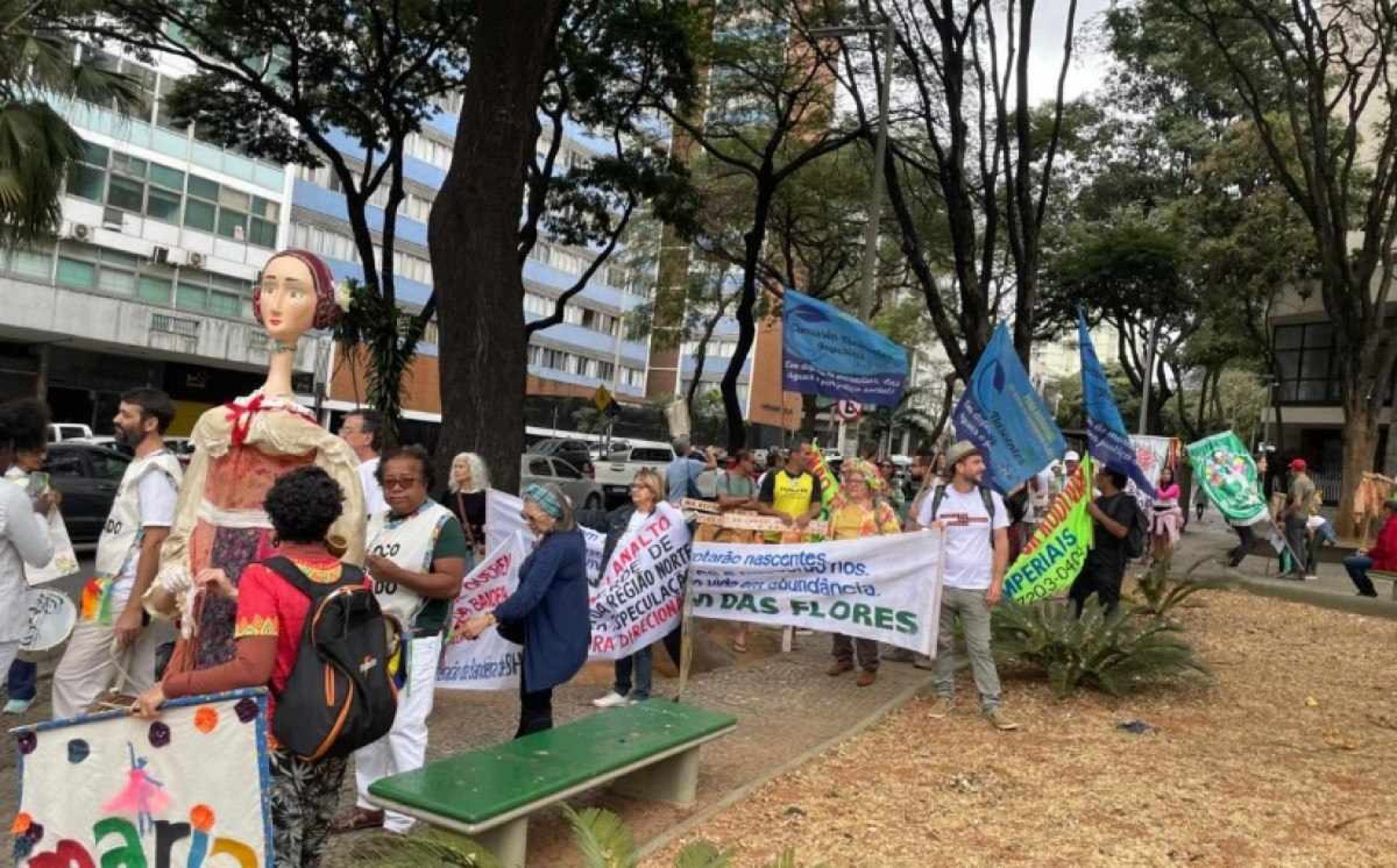 A concentração aconteceu na Praça Afonso Arinos e o cortejo seguiu para a Feira Hippie, de onde continuou até a Praça Sete