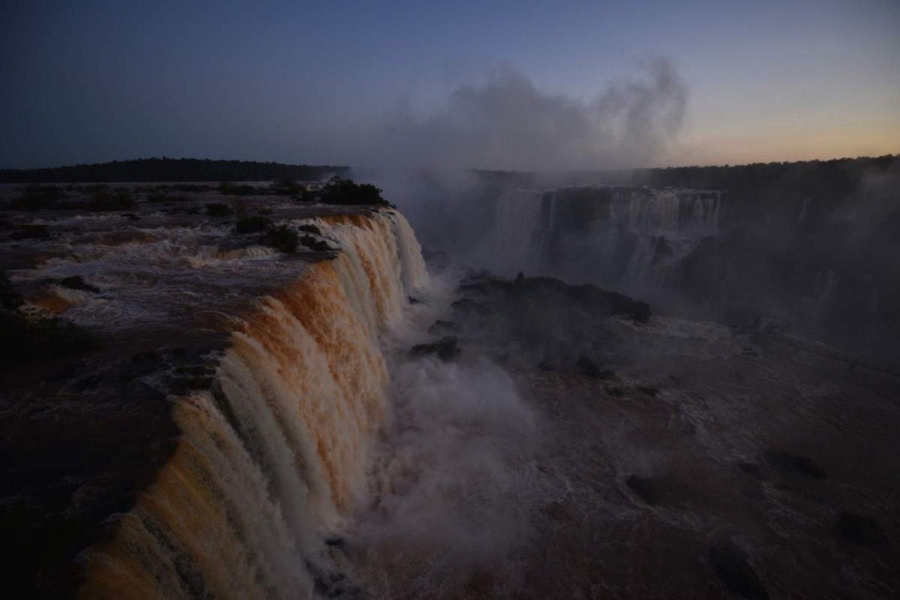 A força das águas do Rio Iguaçu, que despencam em mais de 270 quedas