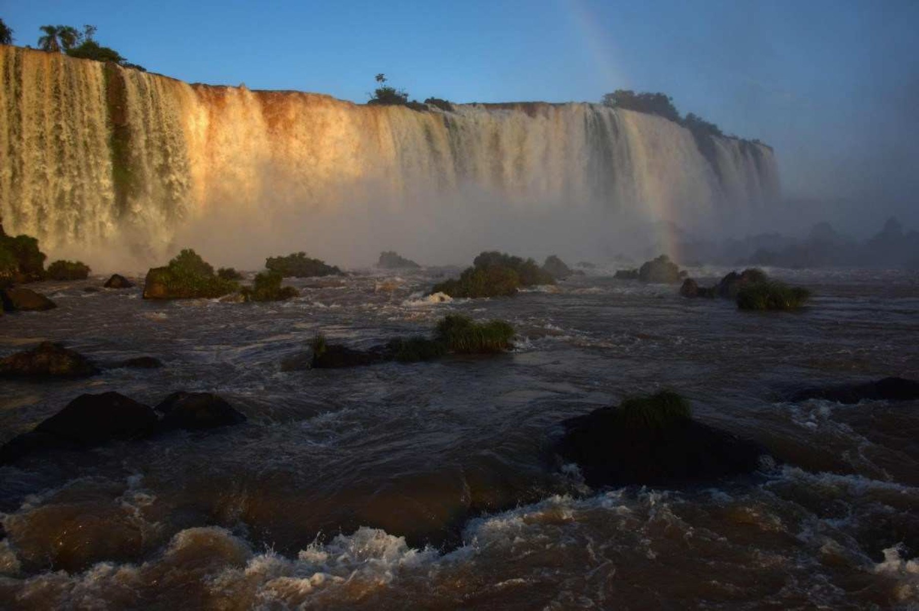 A Garganta do Diabo, uma queda em forma de U, tem 82 metros de altura e é a catarata mais impressionante