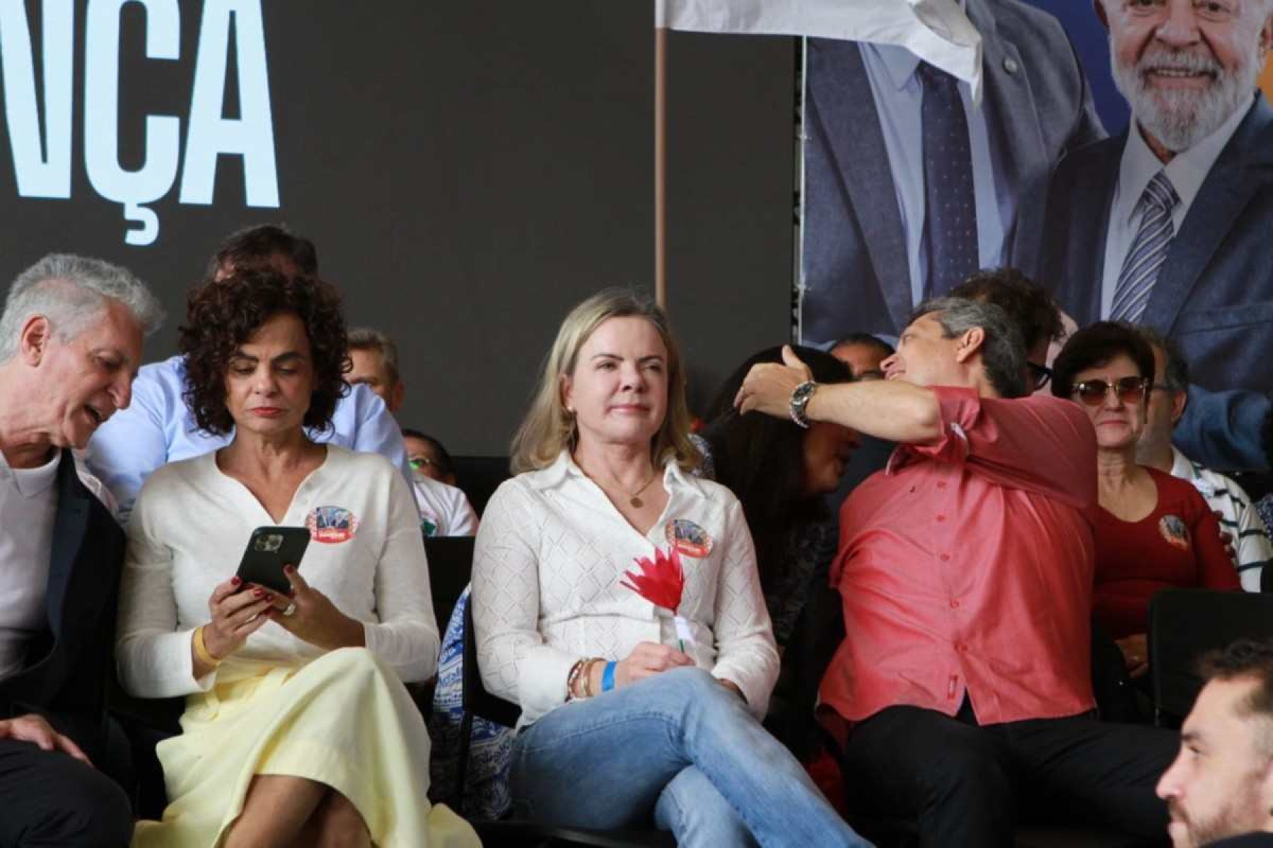 Gleisi Hoffmann anuncia que presidente Lula virá a BH para campanha