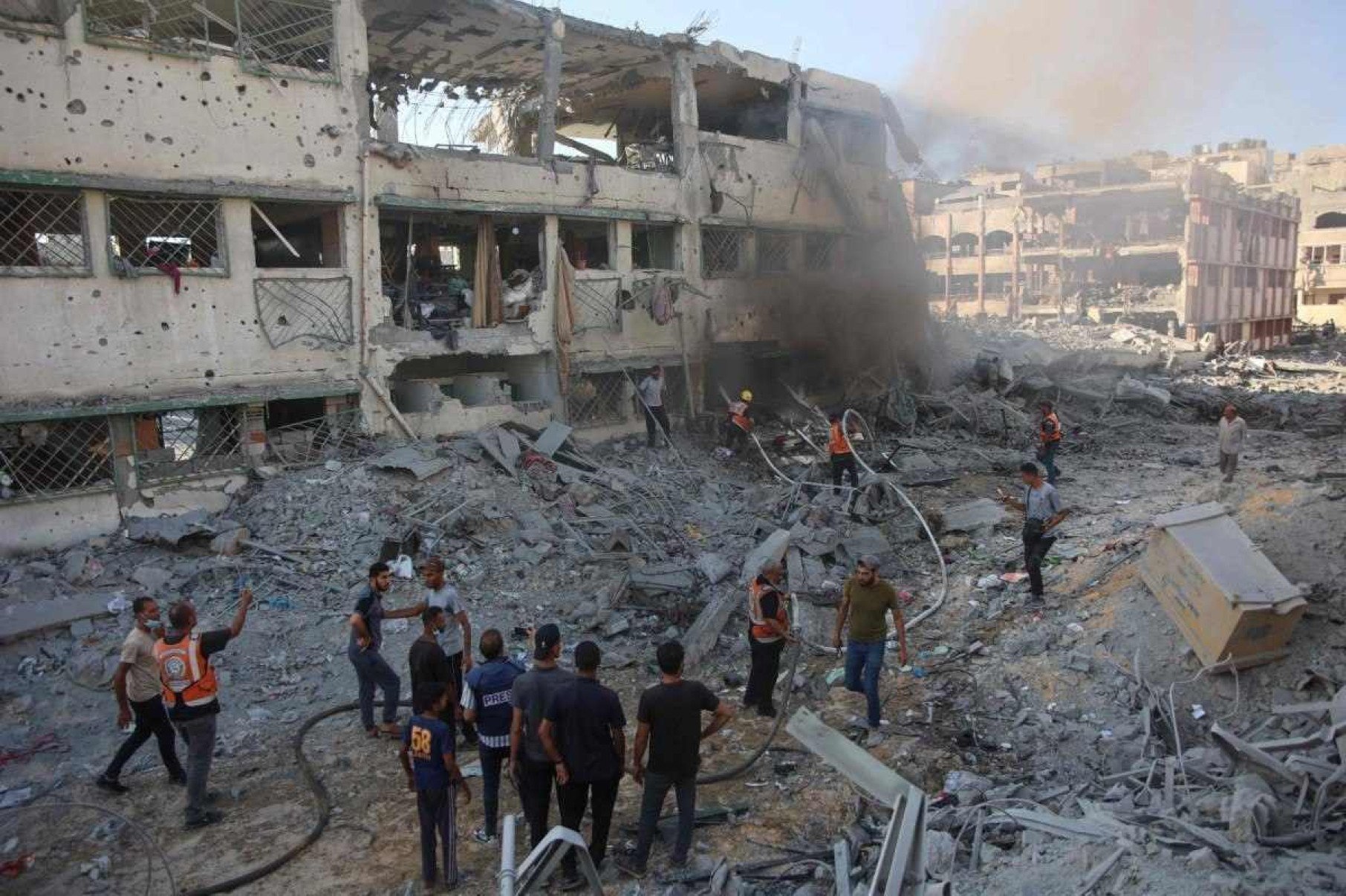 Israel bombardeia escolas em Gaza e deixa 30 mortos