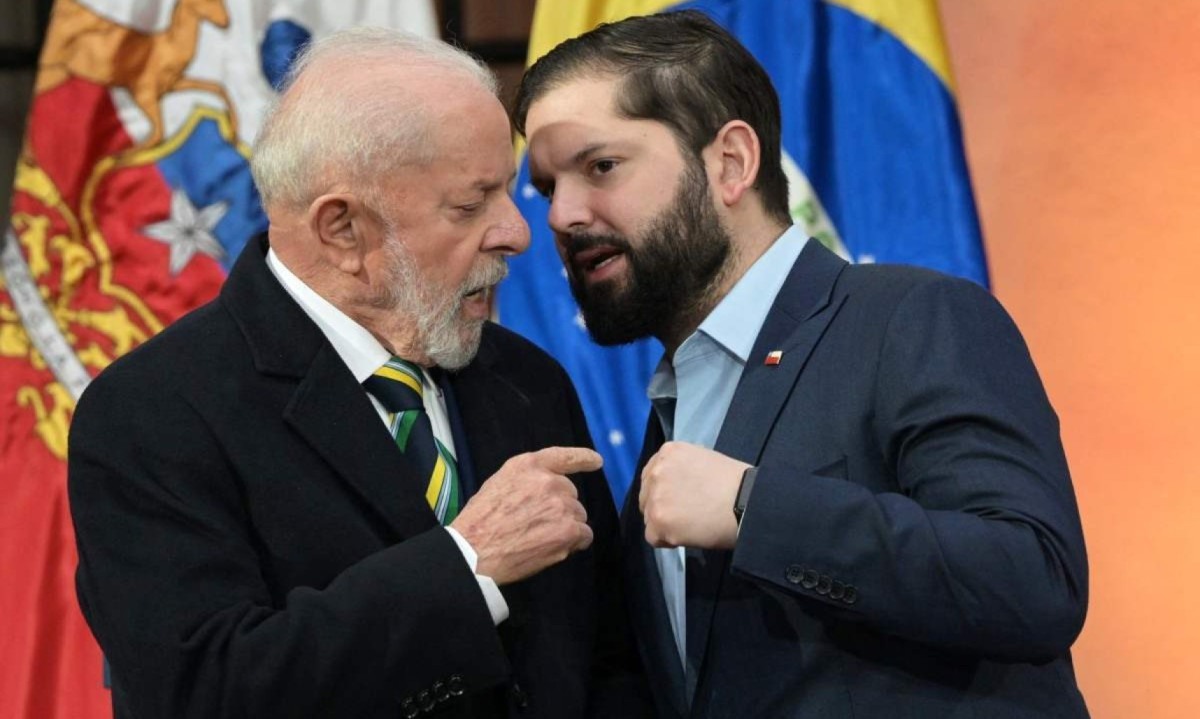 Lula com Boric: na contramão do presidente brasileiro, o chileno disse ser "difícil acreditar" na reeleição do ditador da Venezuela -  (crédito: Rodrigo Arangua/AFP)