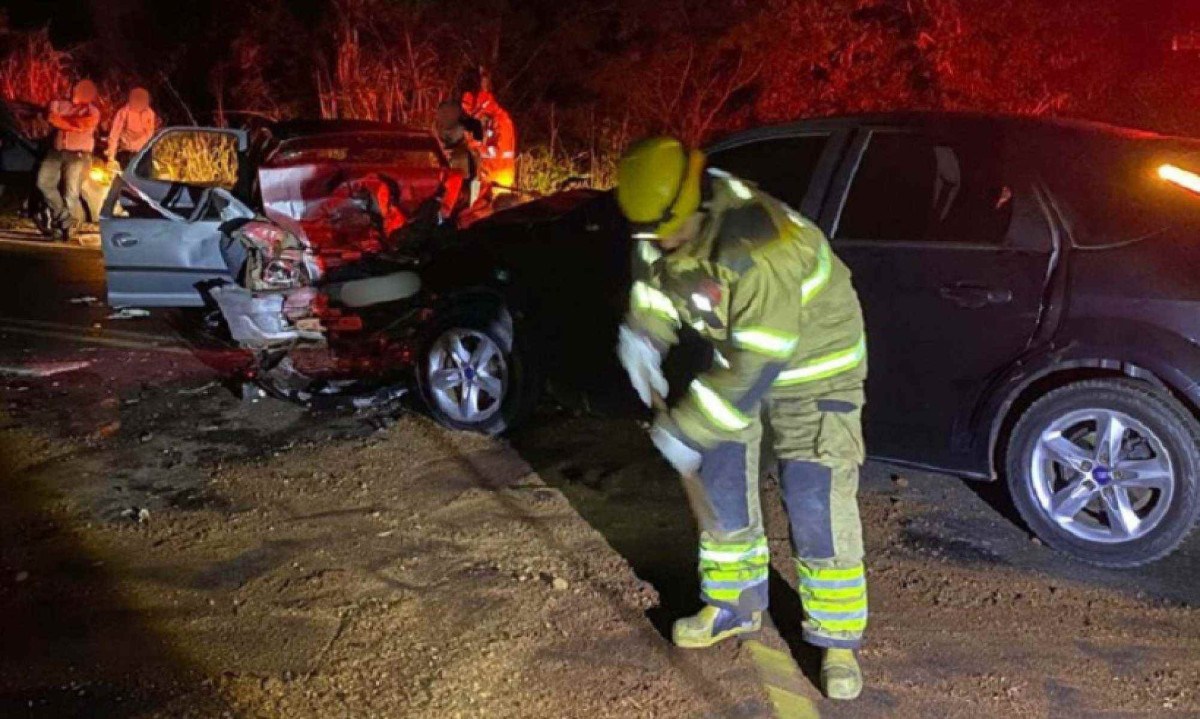 Uma pessoa morre e 7 ficam feridas em batida na MG-223 no Triângulo -  (crédito: Rede de Noticias)