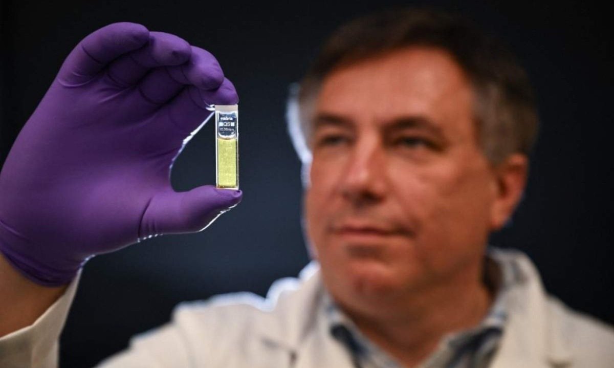 Cientista Alex Rozhin posa com uma amostra de teste de mel mexicano na Aston University em Birmingham, na Inglaterra
       -  (crédito: Ben STANSALL / AFP)