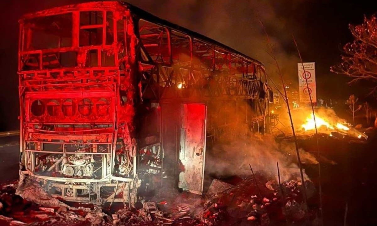 Ônibus ficou destruído depois de incêndio na BR-381 -  (crédito: CBMMG)