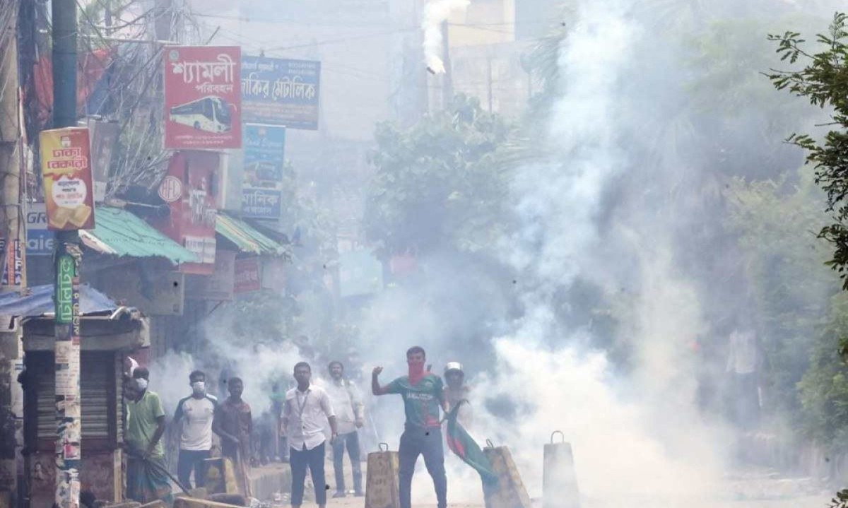 Polícia usa gás para afastar manifestantes em Bangladesh; há centenas de mortos na contagem iniciada no começo deste mês
       -  (crédito:  AFP)