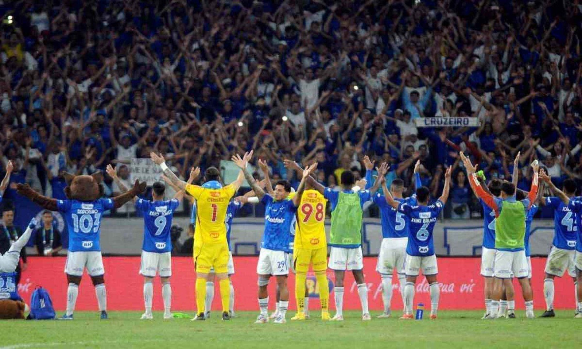 Jogadores e torcedores do Cruzeiro na tradicional confraternização após a vitória por 2 a 0 diante do Juventude, no Mineirão -  (crédito: Alexandre Guzanshe/EM/D.A. Press)