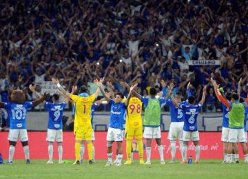 Jogadores e torcedores do Cruzeiro na tradicional confraternização após a vitória por 2 a 0 diante do Juventude, no Mineirão -  (crédito: Alexandre Guzanshe/EM/D.A. Press)