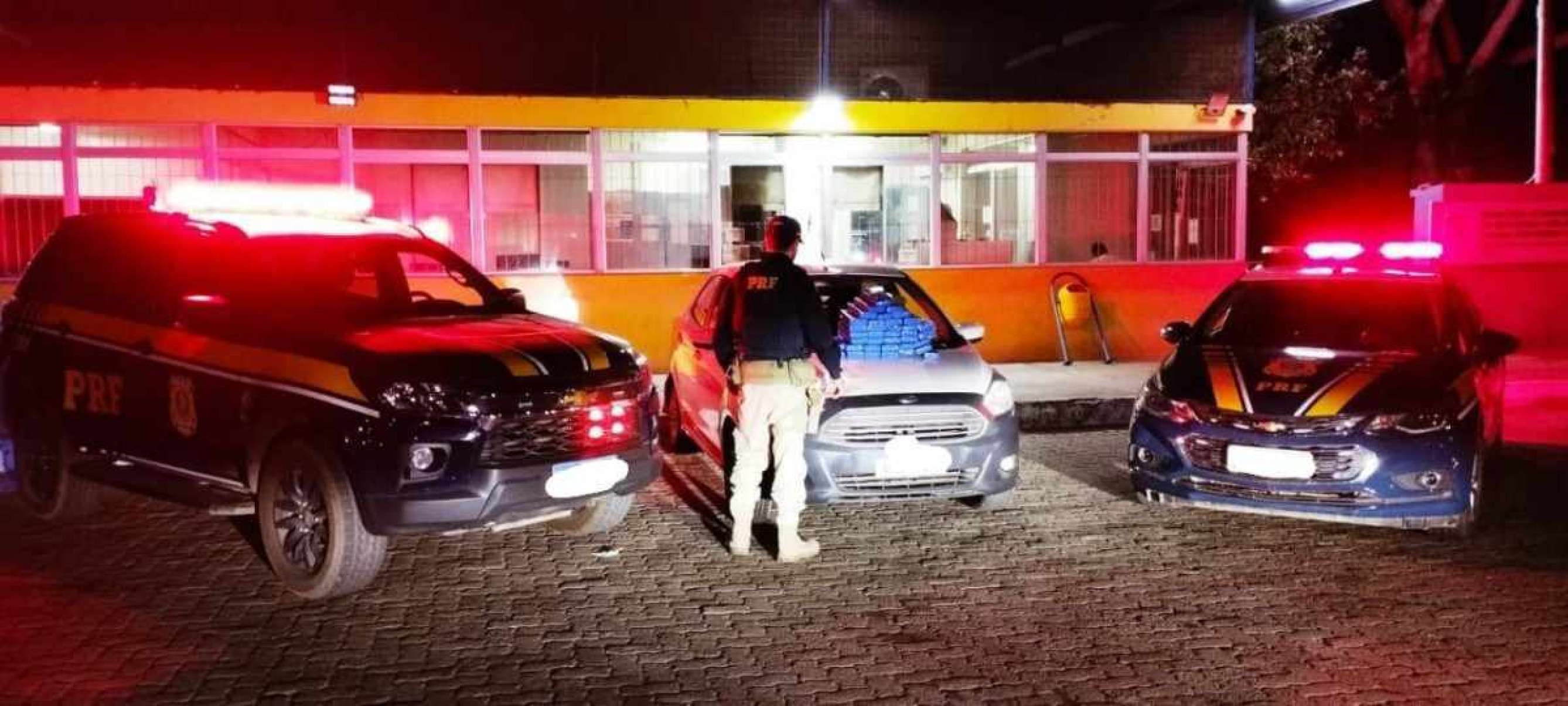 Polícia apreende cerca de 30 kg de drogas em porta-malas de carro na BR-251