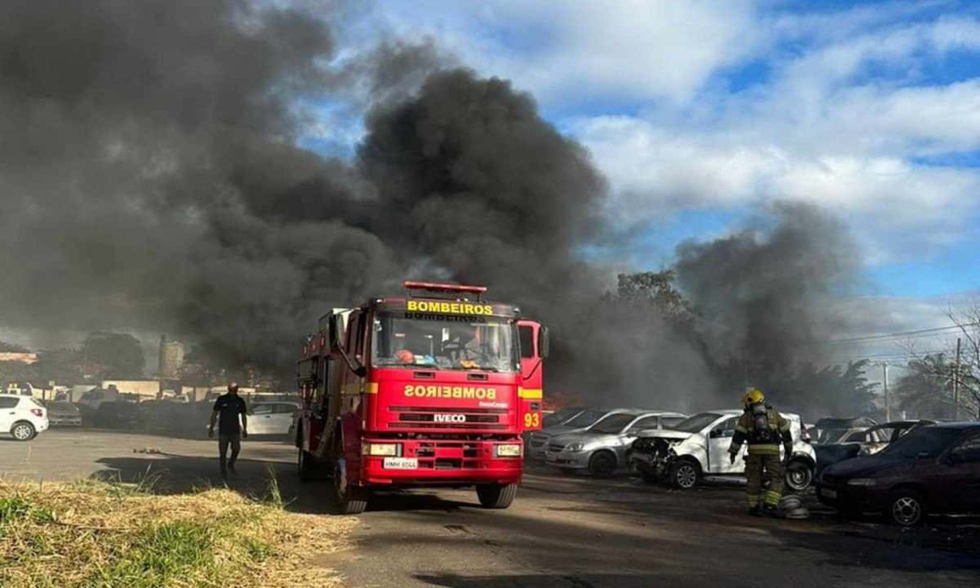 Grande BH: incêndio atinge dezenas de carros em pátio de empresa