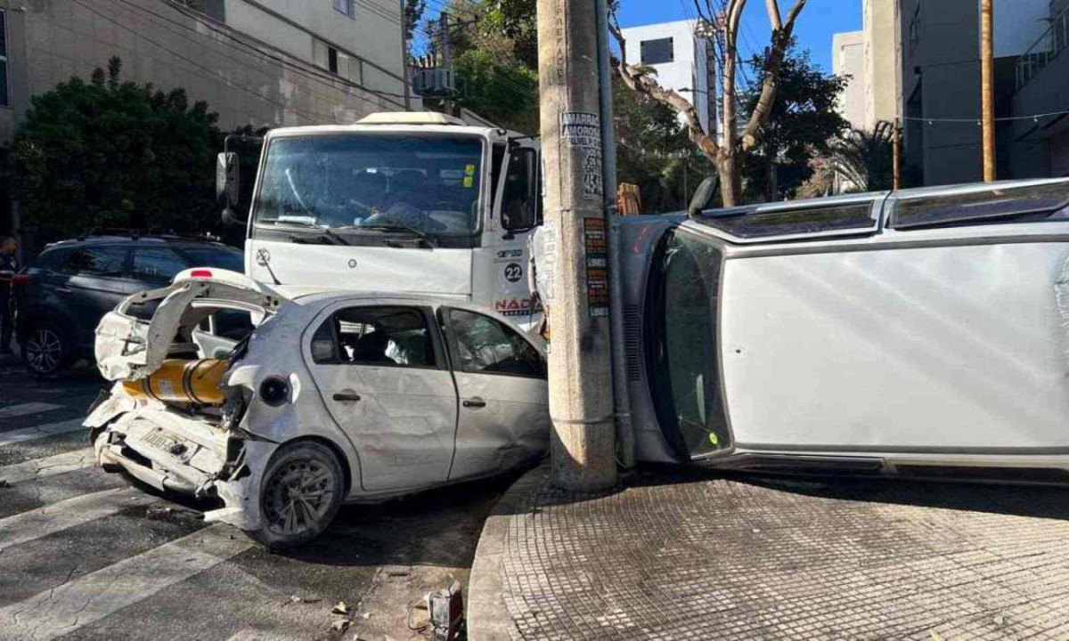 Caminhão perde freio e arrasta três carros no Buritis -  (crédito: Edesio Ferreira/EM/D.A Press)