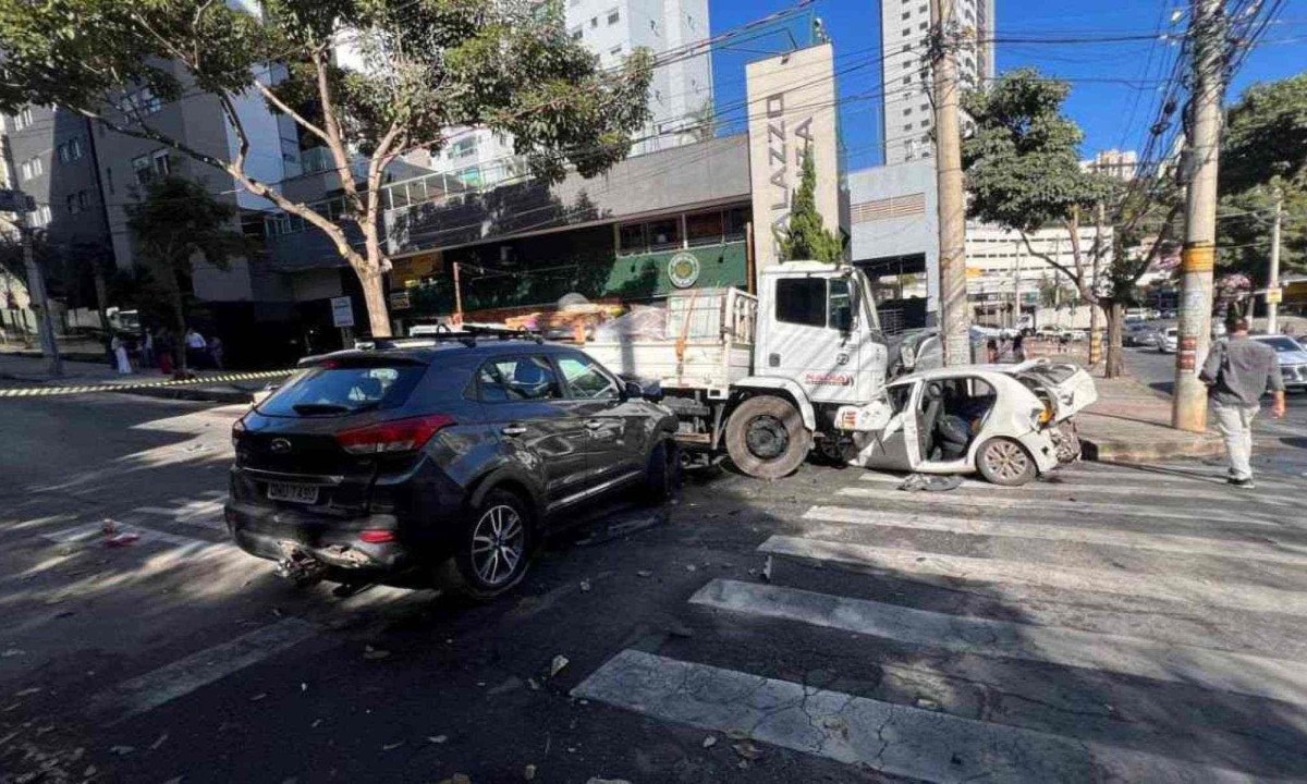 Caminhão perde freio e arrasta três carros no Buritis -  (crédito: Edesio Ferreira/EM/D.A Press)