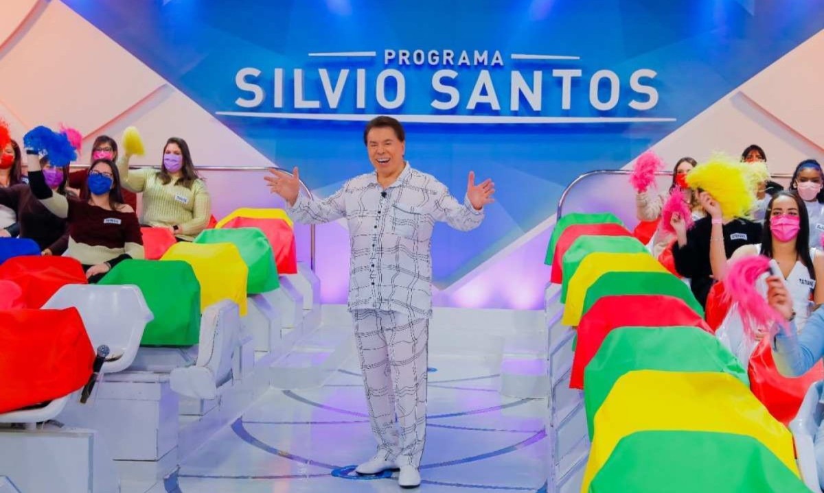 Silvio Santos apresenta o programa de pijama em 2021