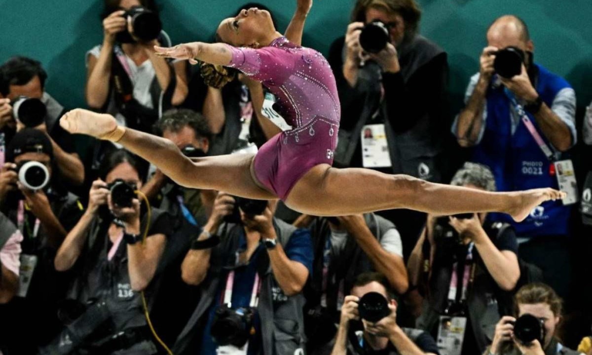  Rebeca na competição da trave na Olimpíada de Paris 2024; ela está no foco de todas as lentes
       -  (crédito: Lionel BONAVENTURE / AFP)