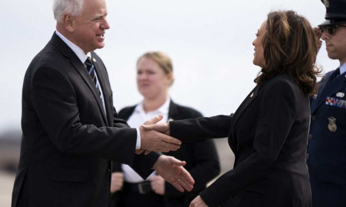 Tim Walz cumprimenta Kamala Harris em aeroporto de Minesotta, nos EUA -  (crédito: STEPHEN MATUREN / AFP)