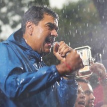 Maduro deleta WhatsApp de seu celular em programa de TV e pede que apoiadores façam o mesmo - MARCELO GARCIA / Miraflores press office / AFP