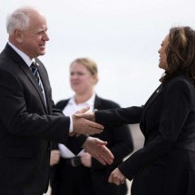 Tim Walz, professor, governador e pró-aborto: o novo escudeiro de Kamala Harris - STEPHEN MATUREN / AFP