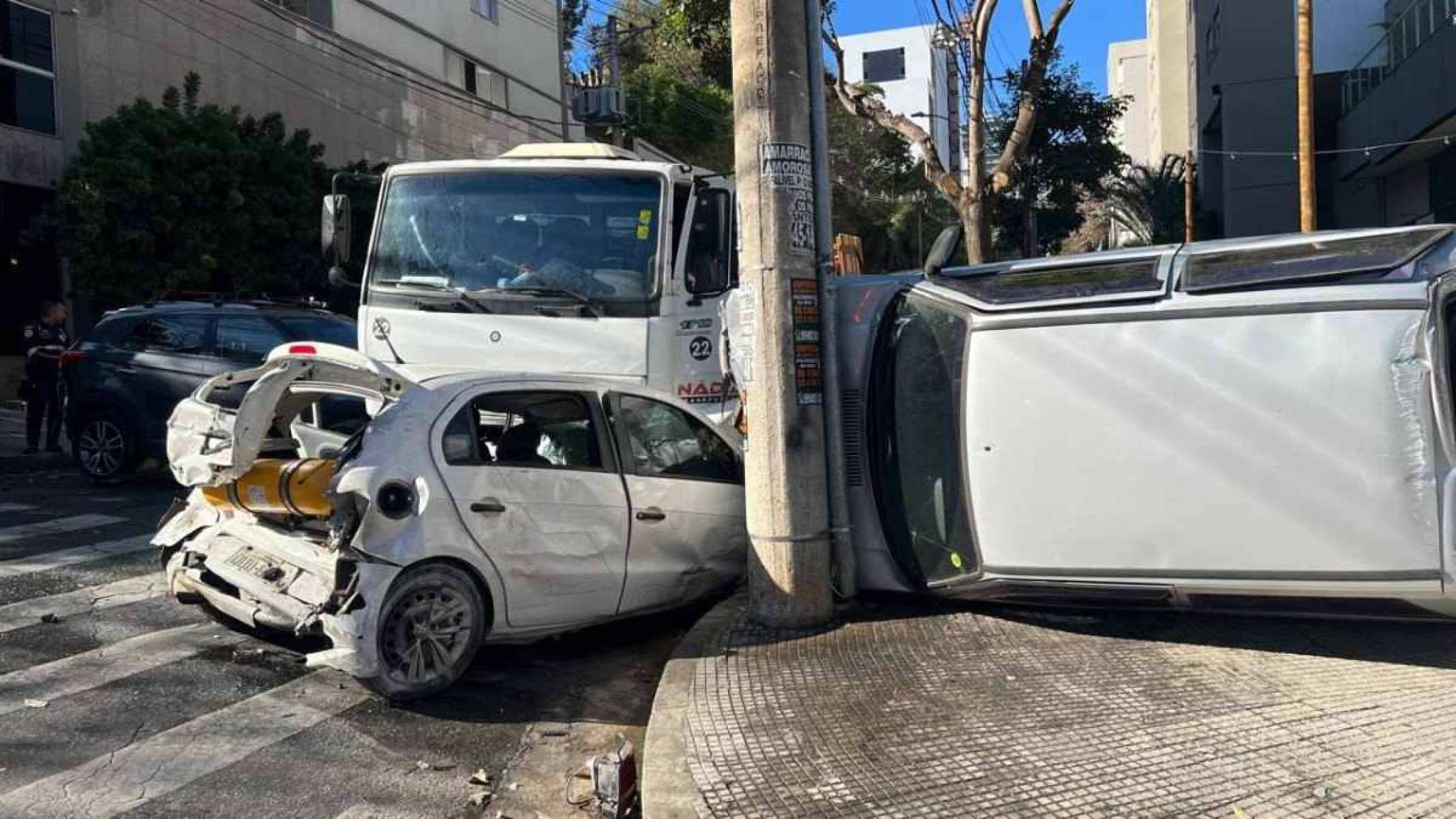 BH: caminhão arrasta três carros e deixa feridos no Buritis