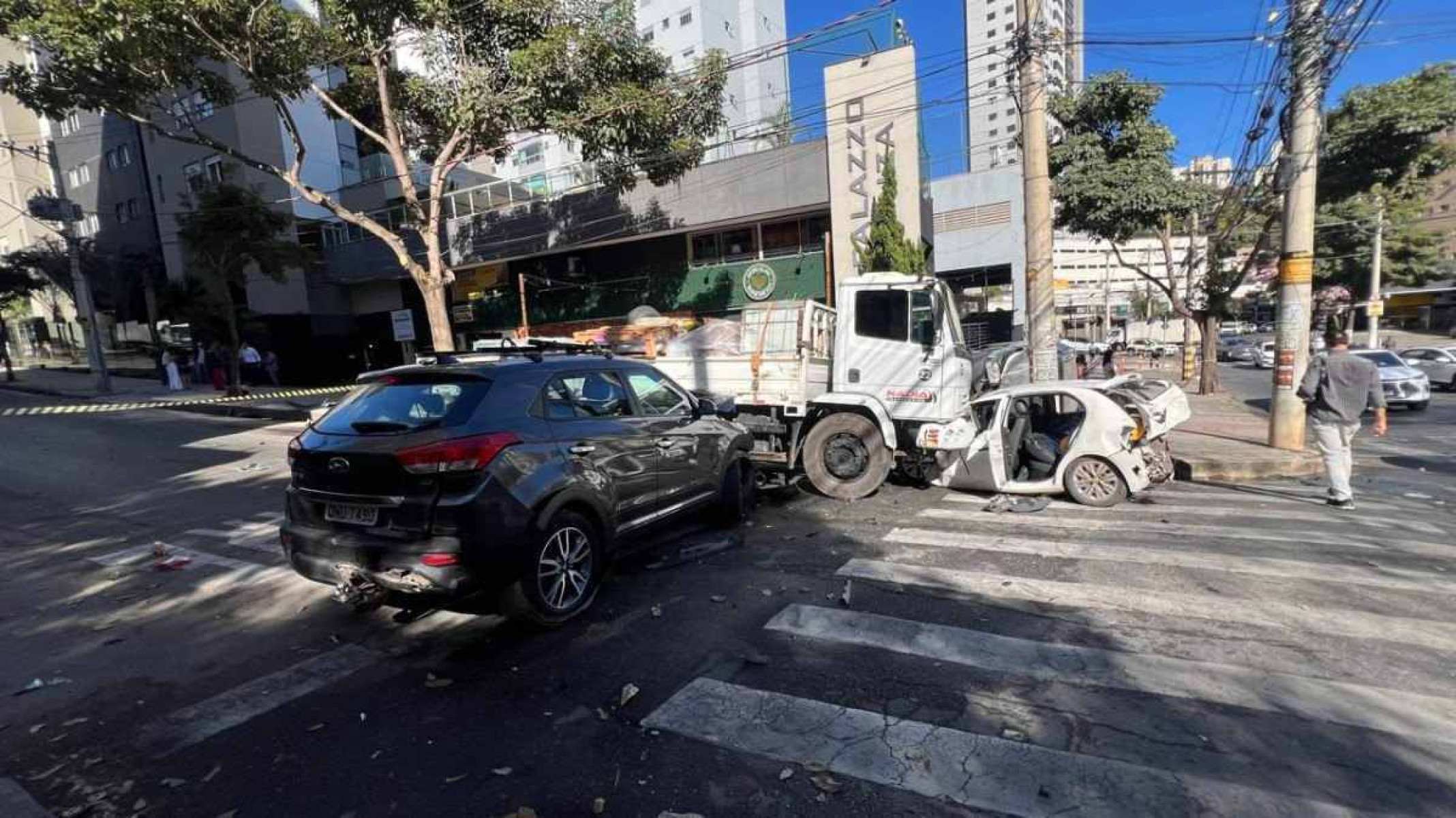 Vídeo mostra momento em que caminhão atinge carros no Buritis