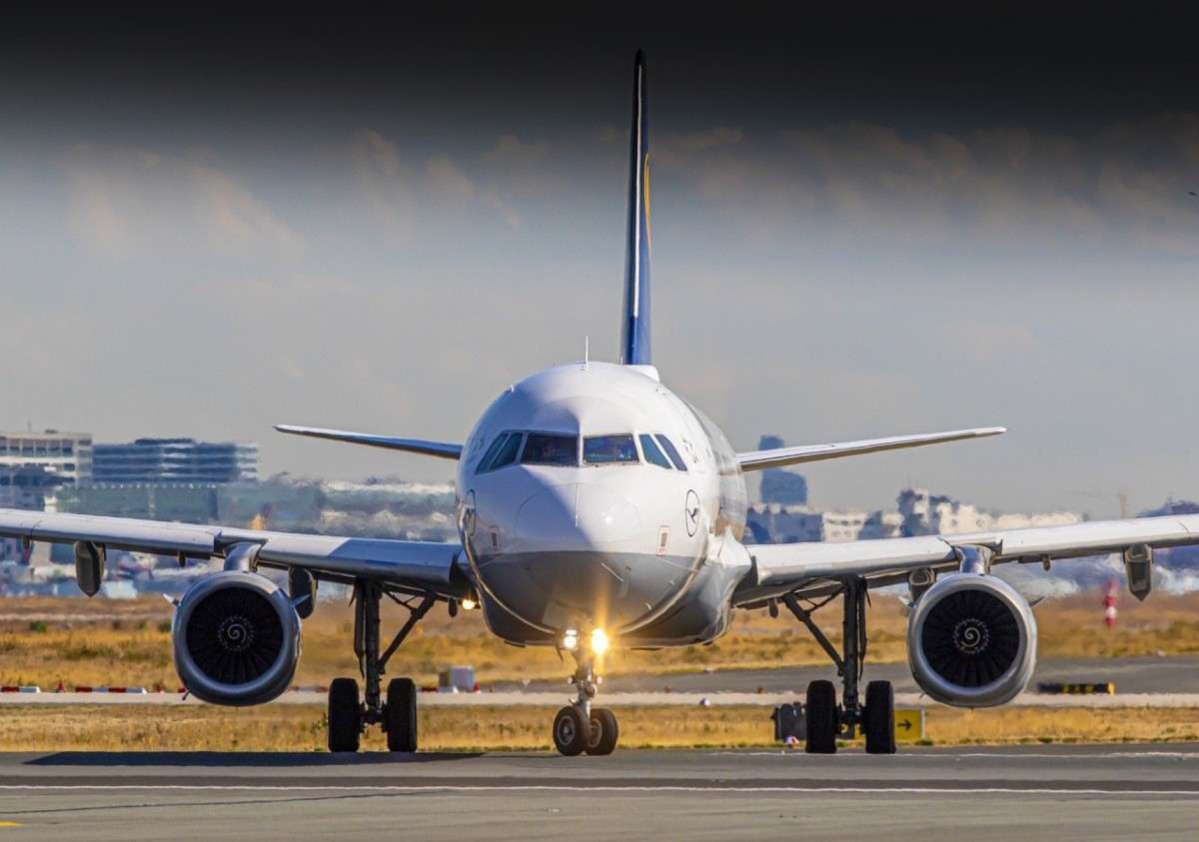 Passageiro de avião agride esposa e ameaça tripulantes; voo mudou a rota