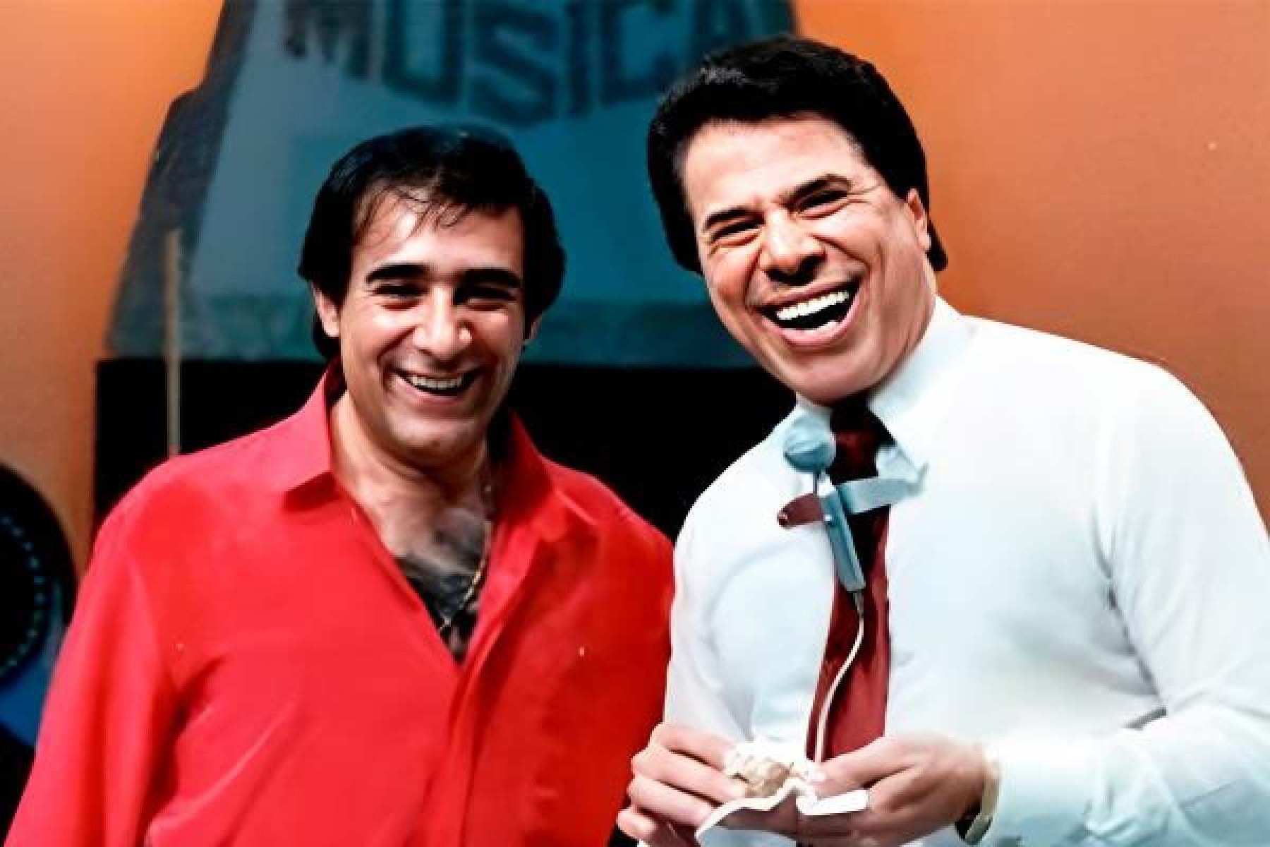 Lombardi e Silvio Santos sorriem para a câmera