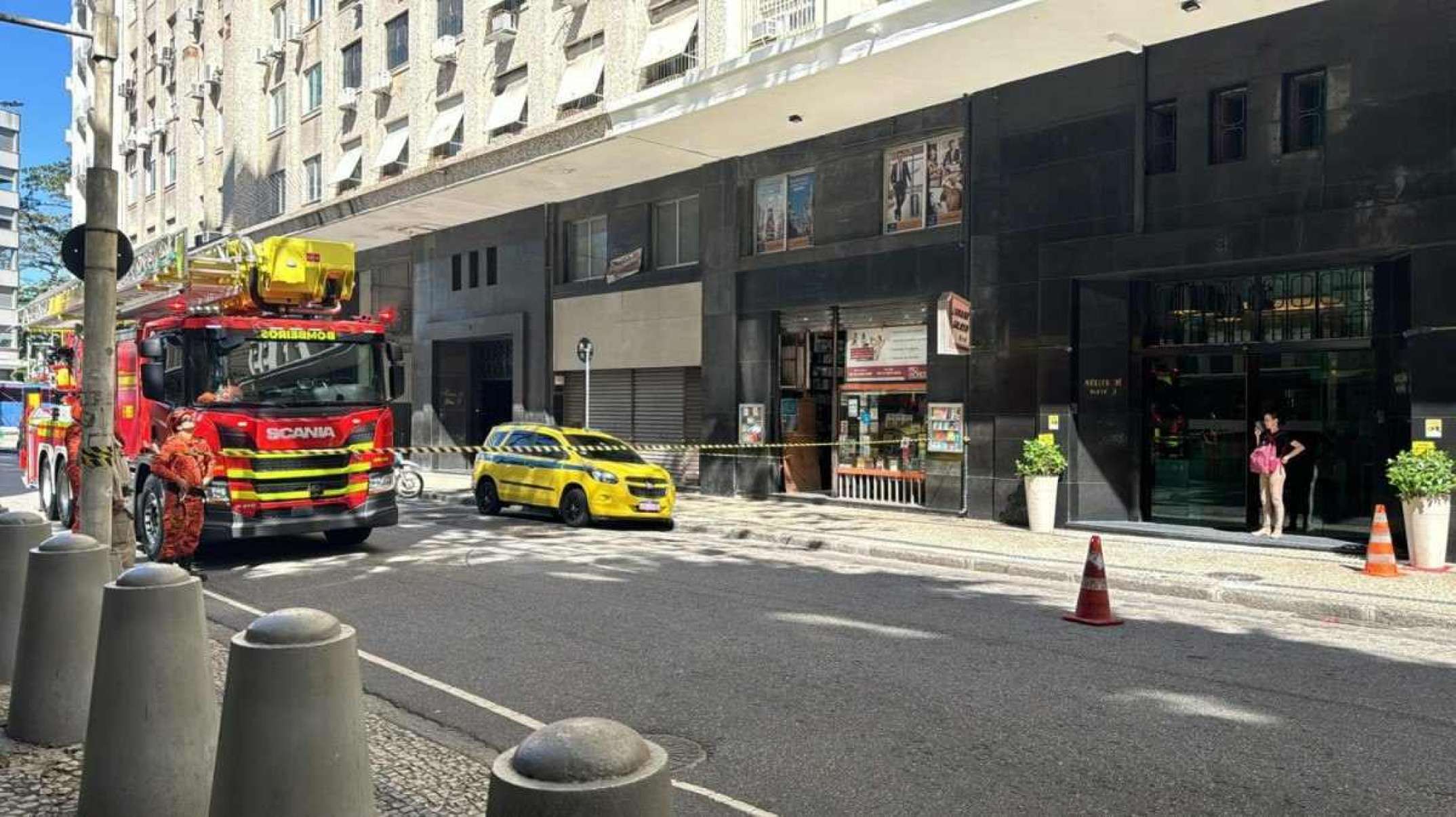 Ar-condicionado explode e rua no Centro do Rio de Janeiro é interditada