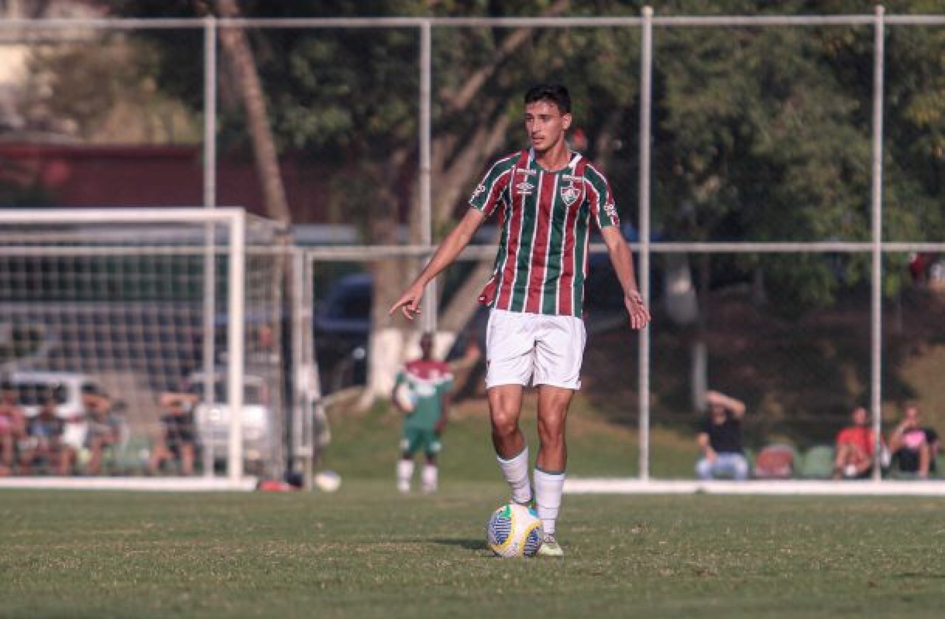 Zagueiro do Fluminense celebra arrancada no Brasileirão Sub-20