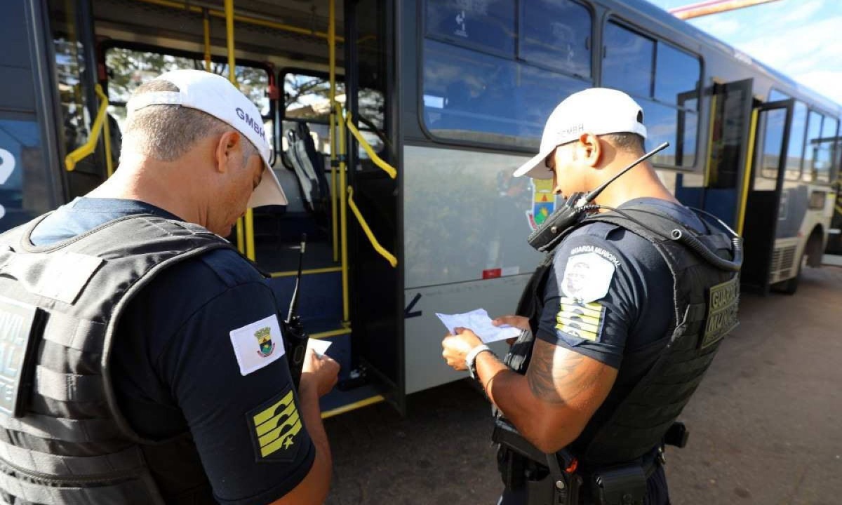 A ação aconteceu em frente a garagem da S&M Transportes, no Bairro São Marcos, Região Nordeste -  (crédito: Adão de Souza/PBH)