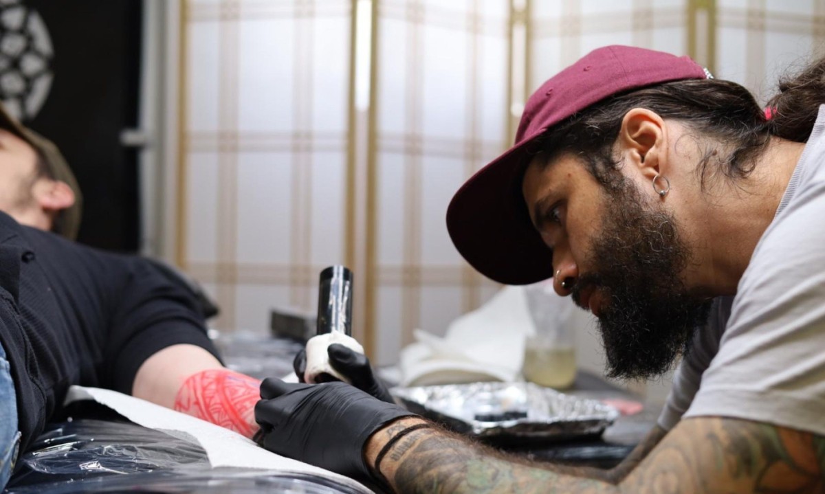 Brasileiro vence diversos prêmios de tatuagem na Flórida -  (crédito: DINO)