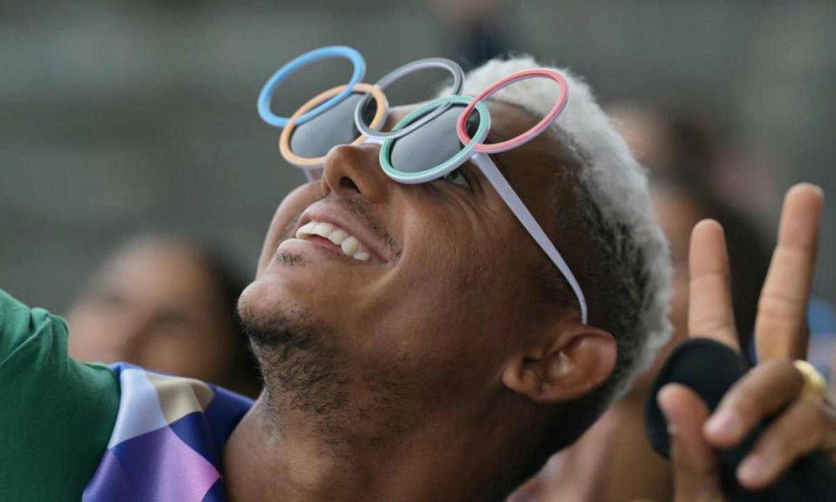 O atleta comemorou com a mãe a conquista do bronze olímpico na prova dos 200 metros na canoagem de velocidade no Rio 2016 -  (crédito: AFP)