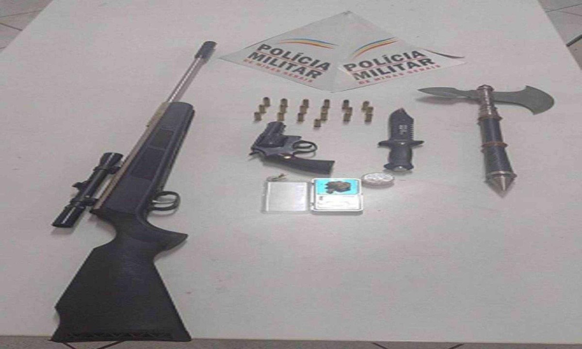 Armas e drogas encontradas no quarto de casal de traficantes -  (crédito: PMMG)