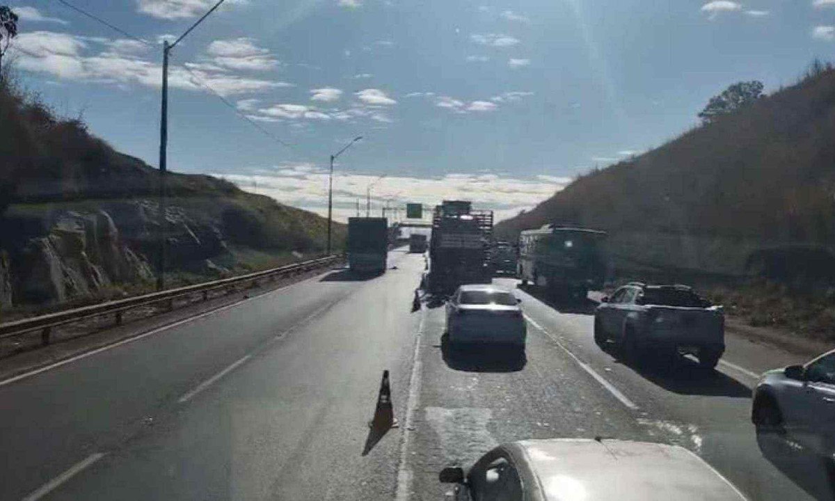 Duas faixas no sentido Belo Horizonte estão fechadas -  (crédito: Redes Sociais)