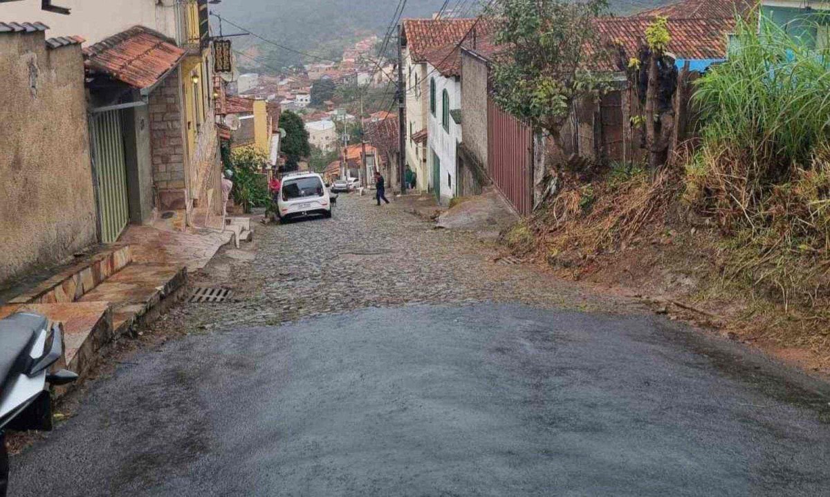 Prefeitura de Ouro Preto iniciou asfalto na Rua Professor Salatiel Torres, mas Iphan embargou obra -  (crédito: Názia Pereira)