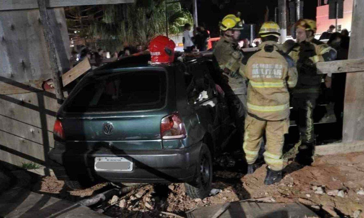 Acidente aconteceu quando carro atravessava a linha férrea no momento em que o trem passava -  (crédito: CBMMG)