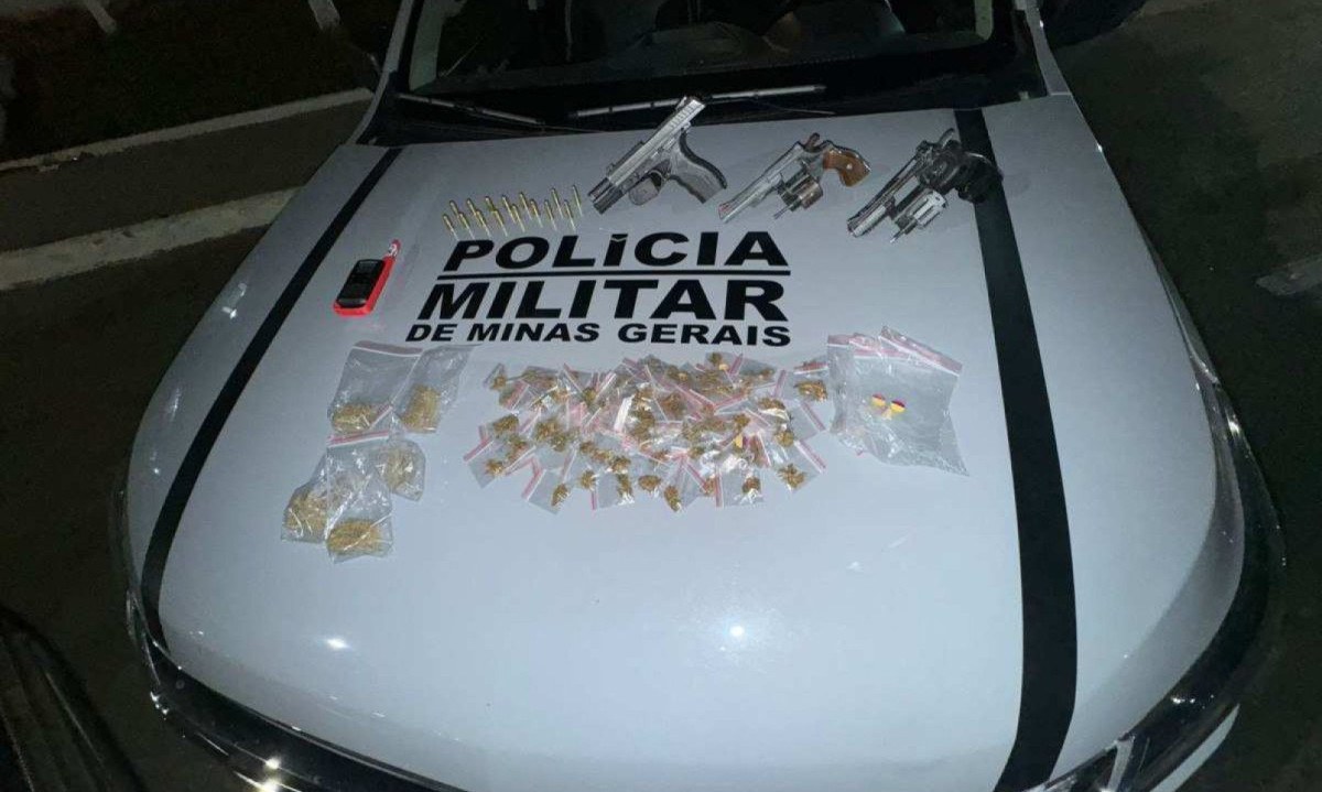 Dupla foi presa com 89 buchas de maconha, uma arma de fogo de calibre .40, dois revólveres e um rádio comunicador -  (crédito: PMMG/Reprodução)