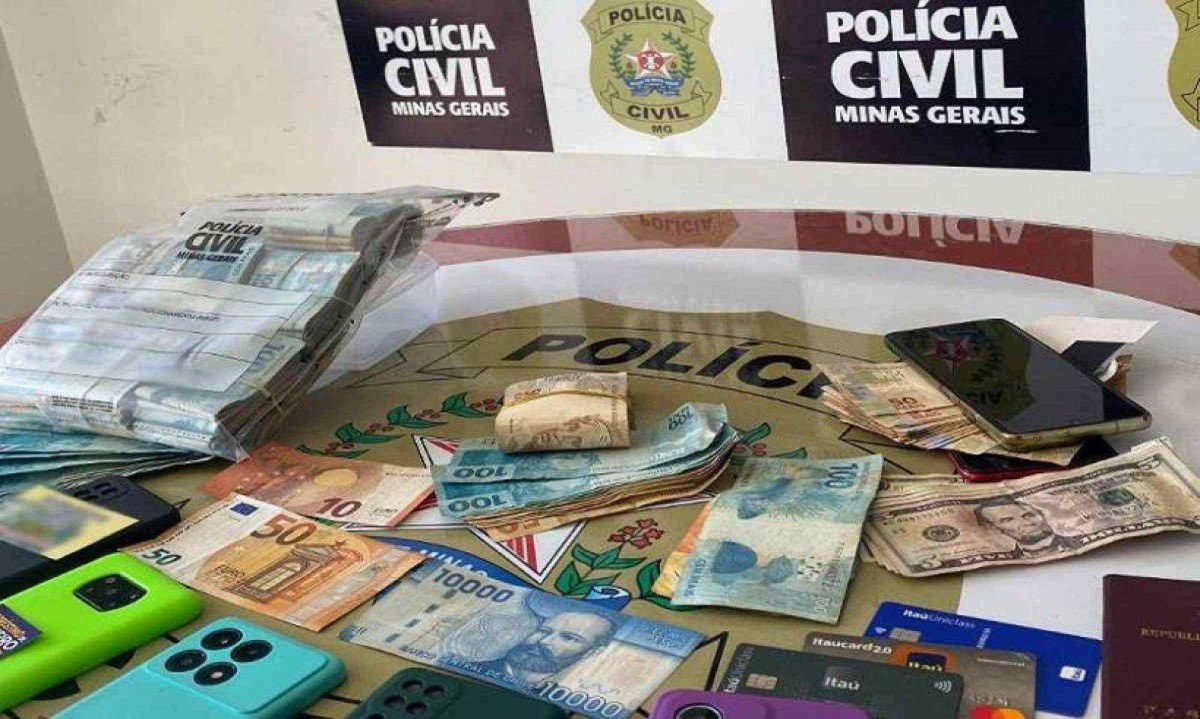 Dinheiro, celulares e cartões apreendidos pela Polícia Civil, em Montes Claros -  (crédito: PCMG)