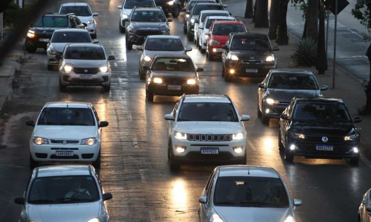 Pesquisa indica aumento no tempo de viagtem em BH em virtude dos congestionamentos. Transito intenso na avenida Senhora do Carmo nos dois sentidos, bairro e centro. -  (crédito:  Marcos Vieira /EM/DA. Press. )