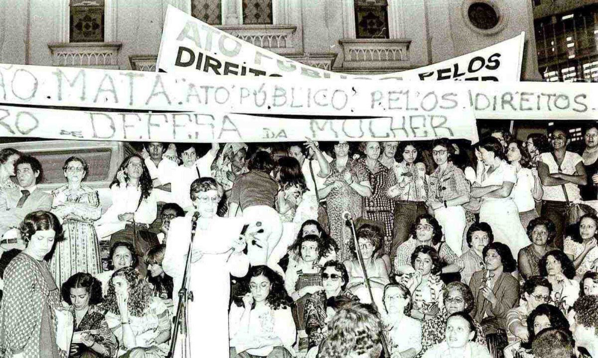 Na escadaria da Igreja São José, mulheres protestam contra o feminicídio, em agosto de 1980 -  (crédito: Vera Godoy/Arquivo EM/18/8/80)