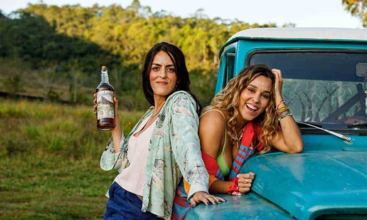 Penélope (Luciana Paes) e Joana (Thati Lopes) saem pela estrada afora em busca da pinga Saideira -  (crédito: Flo Studios/divulgação)