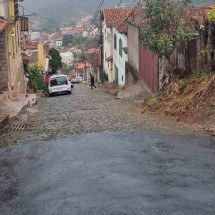 Asfaltamento em rua de Ouro Preto é embargado pelo Iphan - Názia Pereira