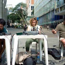 Trio QI e Laís Velloso improvisam sons em meio a livros e quitutes - Guilherme Viñas/divulgação