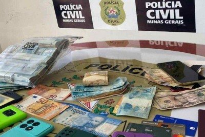 Dinheiro, celulares e cart&otilde;es apreendidos pela Pol&iacute;cia Civil em 2024, em Montes Claros, permitiu o aprofundamento das investiga&ccedil;&otilde;es -  (crédito: PCMG)